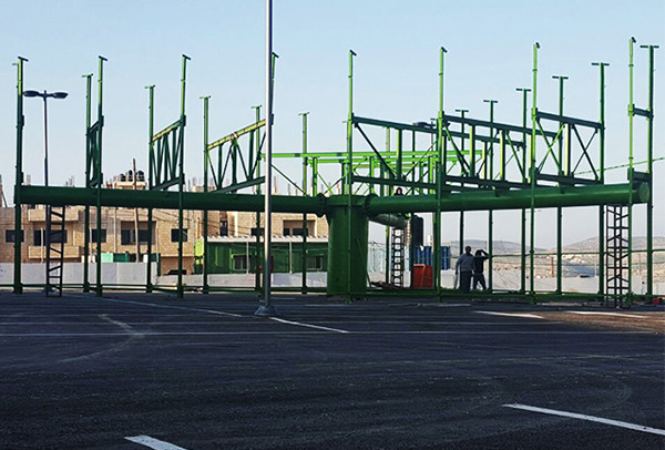 組裝擎天柱廣告牌